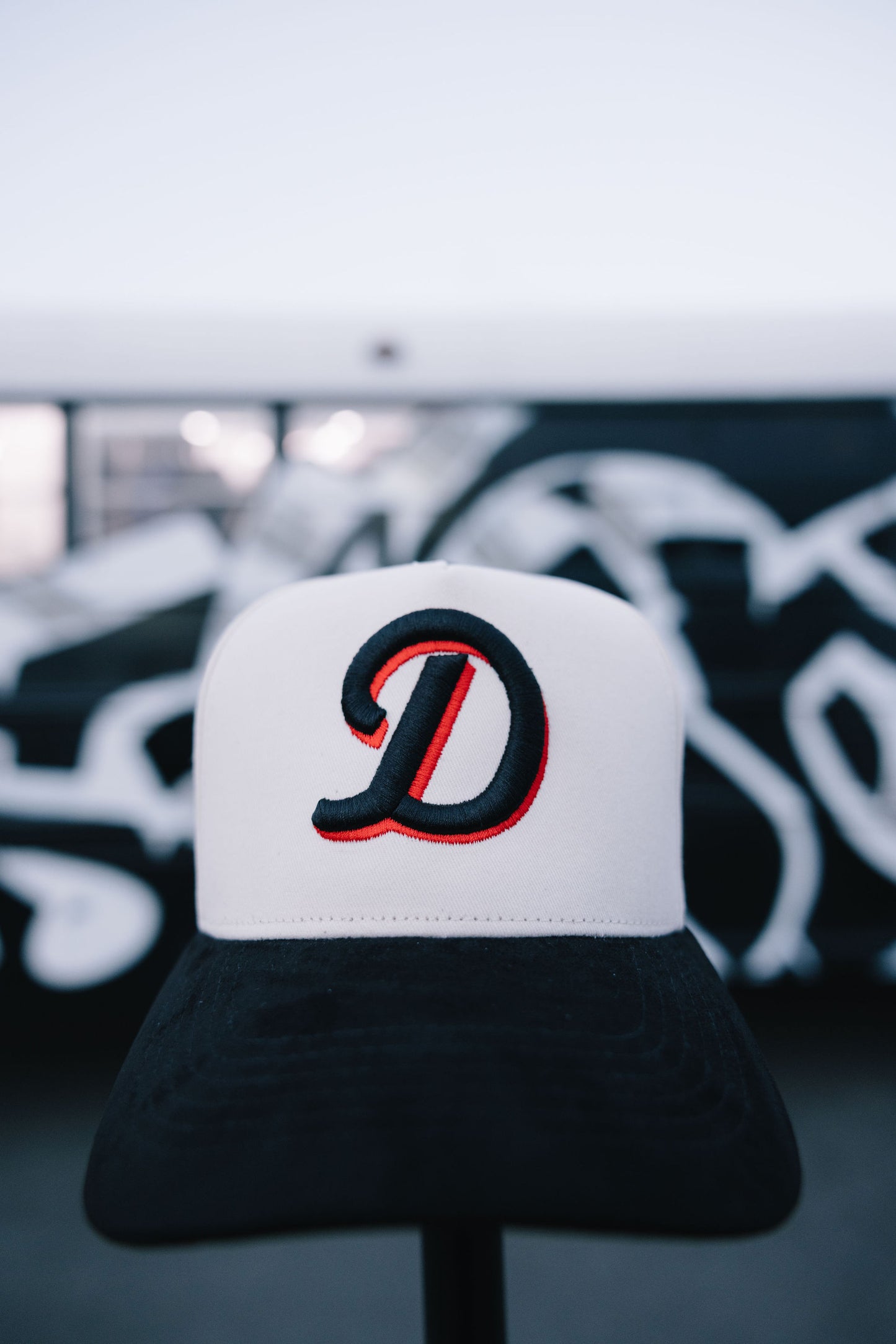 (E) DISTANZ "D" BLACK/WHITE CAP
