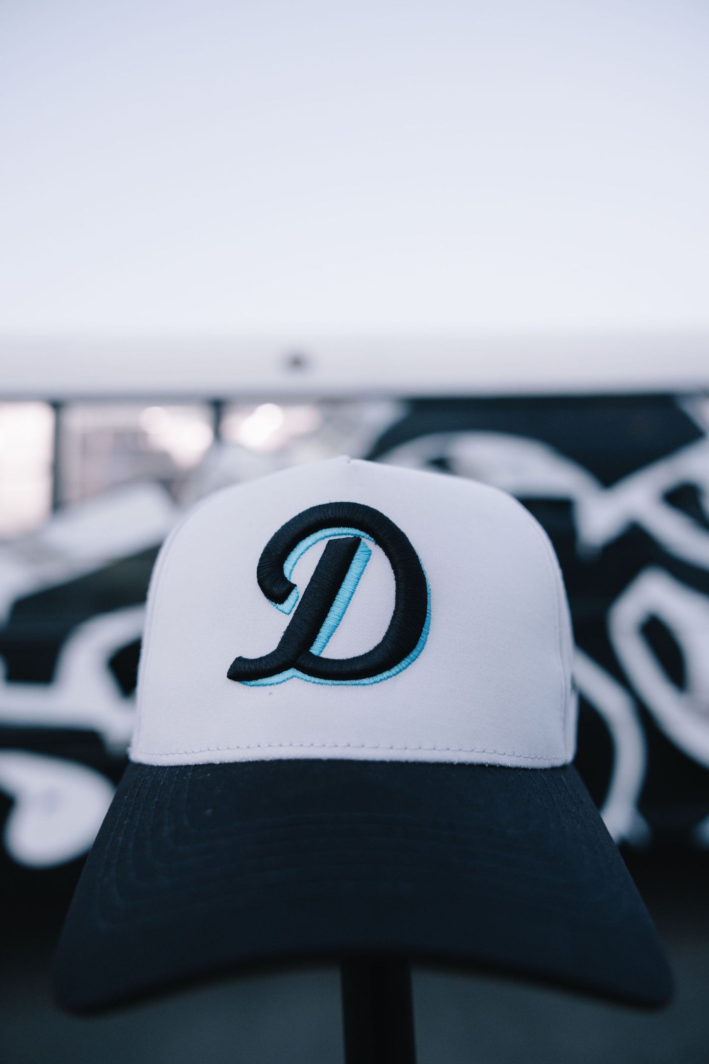 (E) DISTANZ "D" GREY/BLACK CAP